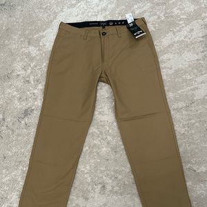 Men billabong pants brand new never worn. Size 36